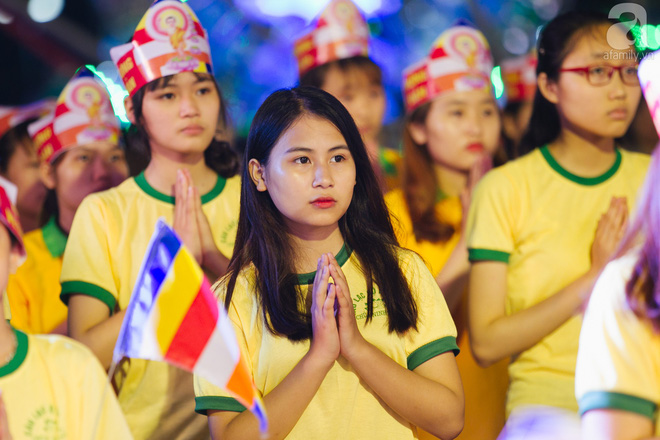 Hàng ngàn người đến đại lễ Phật Đản để được làm nghi lễ tắm Phật Hàng ngàn người đến đại lễ Phật Đản để được làm nghi lễ tắm Phật